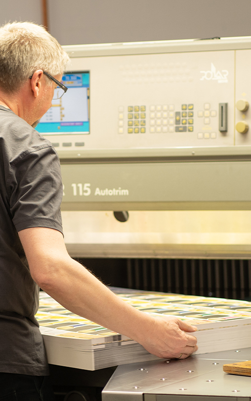 Mitarbeiter mit Druckbögen