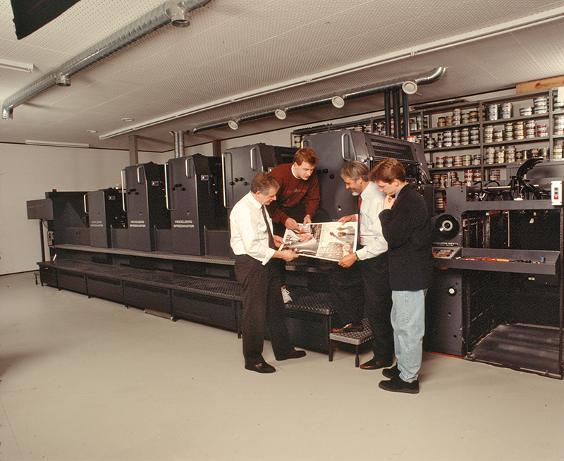 einhard Rosebrock mit den Söhnen Lars und Bernd vor einer Druckmaschine um 1992