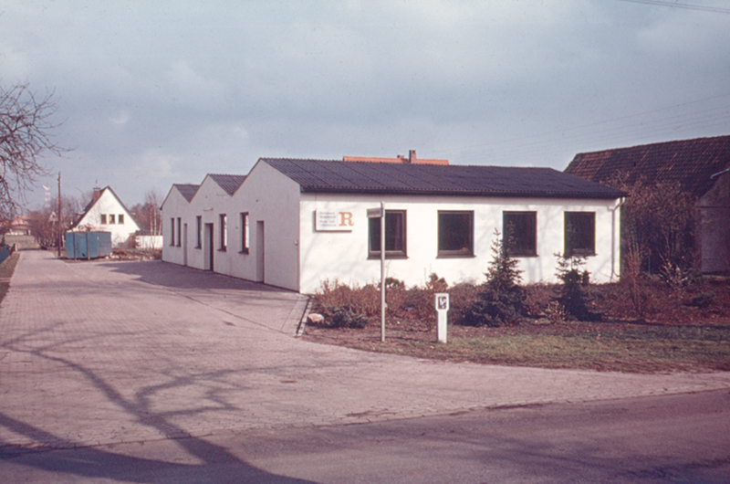 Firmengebäude aus Sicht der Straße um 1980