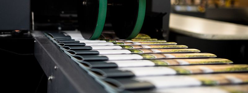 Bröschüren kommen direkt aus der Druckmaschine